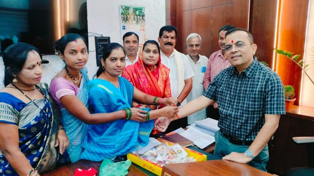 Kisaan School : कलेक्टर और एसपी को किसान स्कूल से जुड़ी महिलाओं ने पहनाई हर्बल राखी, भाजियों के बीज से बनाई गई राखी, अफसरों ने की तारीफ…
