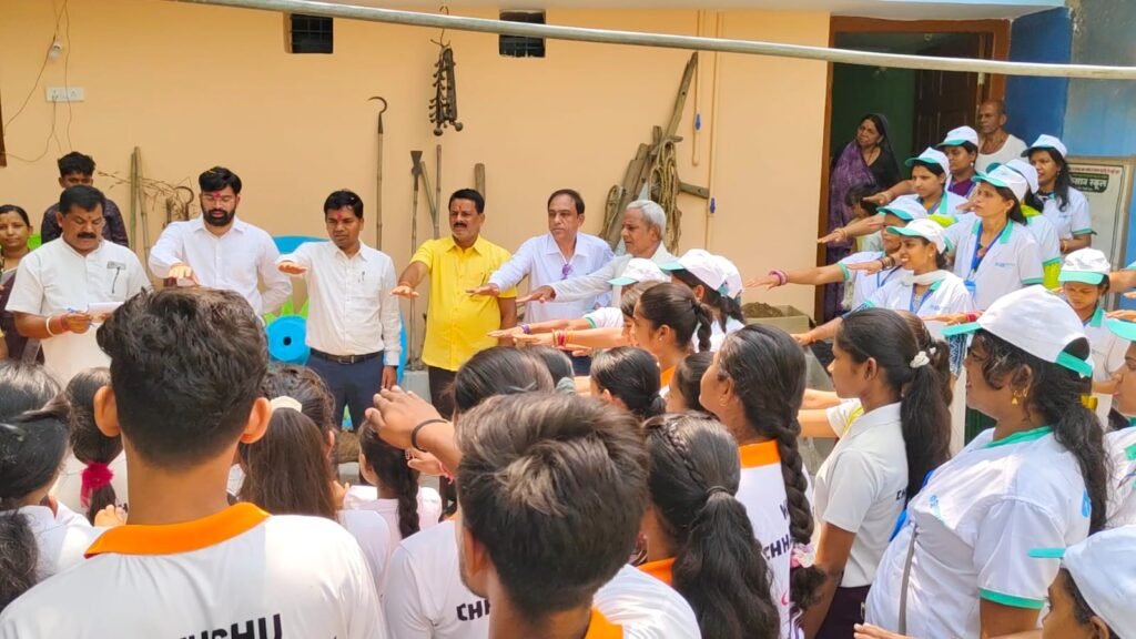 Kisaan School : पर्यावरण में सीड बॉल का बहुत बड़ा महत्व है : कोसमा, वरिष्ठ पत्रकार कुंजबिहारी साहू किसान स्कूल बहेराडीह में मनाया गया विश्व पर्यावरण दिवस, ‘सीड बॉल अभियान’ का हुआ शंखनाद